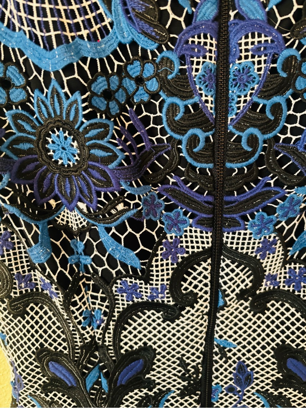 Alice + Olivia Nakia Guipure Lace Dress Blue Size: 6 - Picture 3 of 7